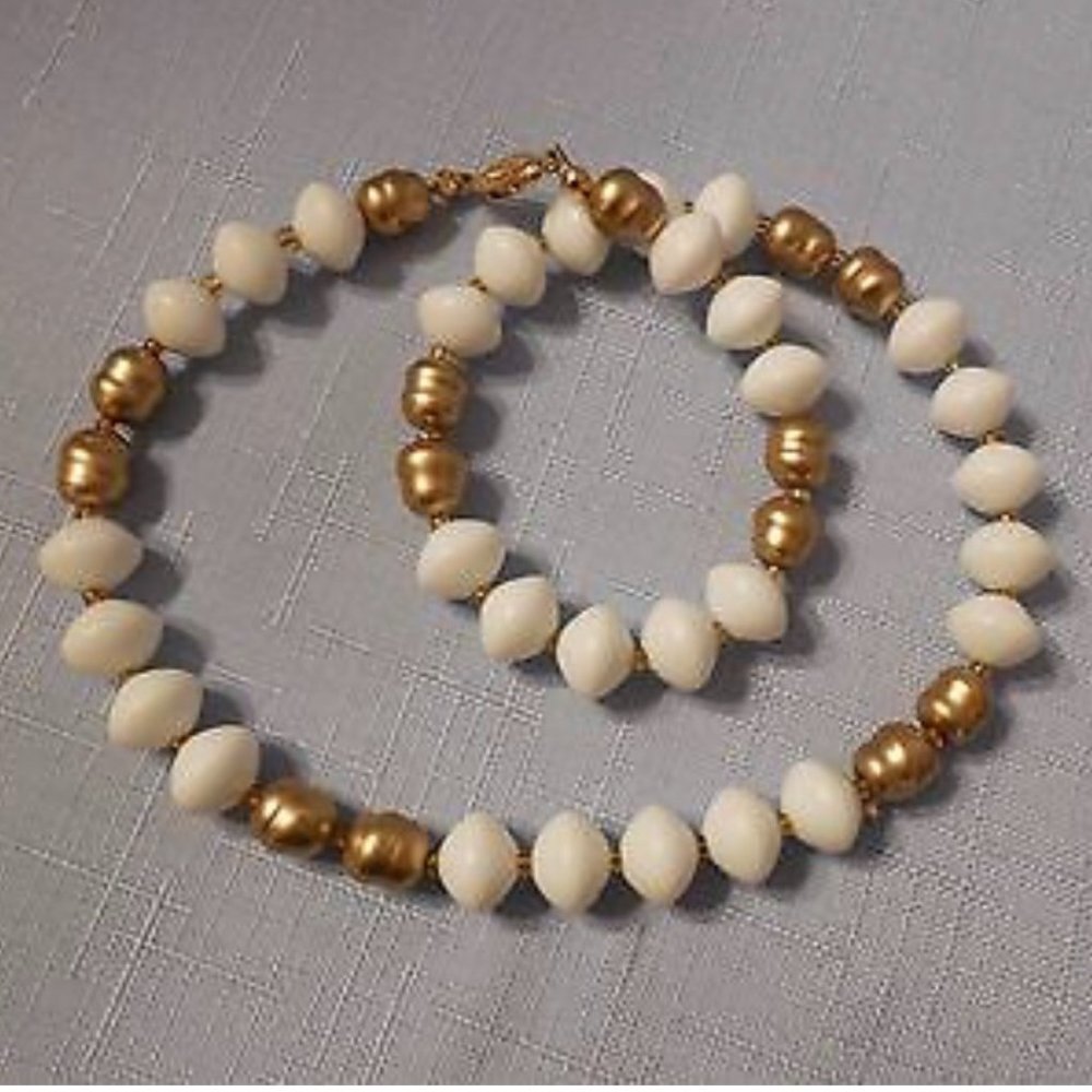 Beautiful Vintage Beaded Necklace w Gold & White Beads